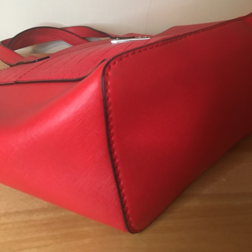 Red Guess Handbag - Picture 4 of 4