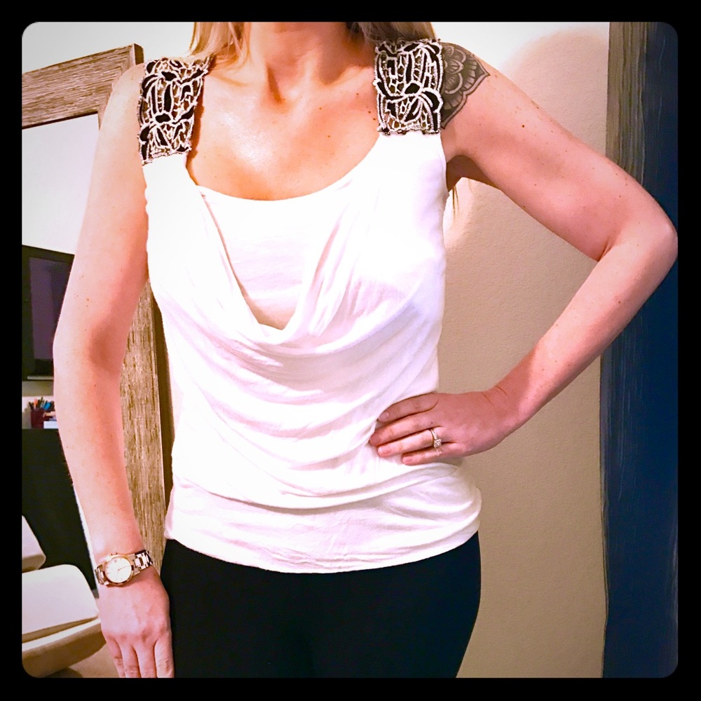 🎀Sleeveless Lace Scoop Top - Body Central