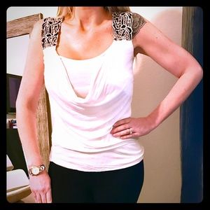 🎀Sleeveless Lace Scoop Top - Body Central