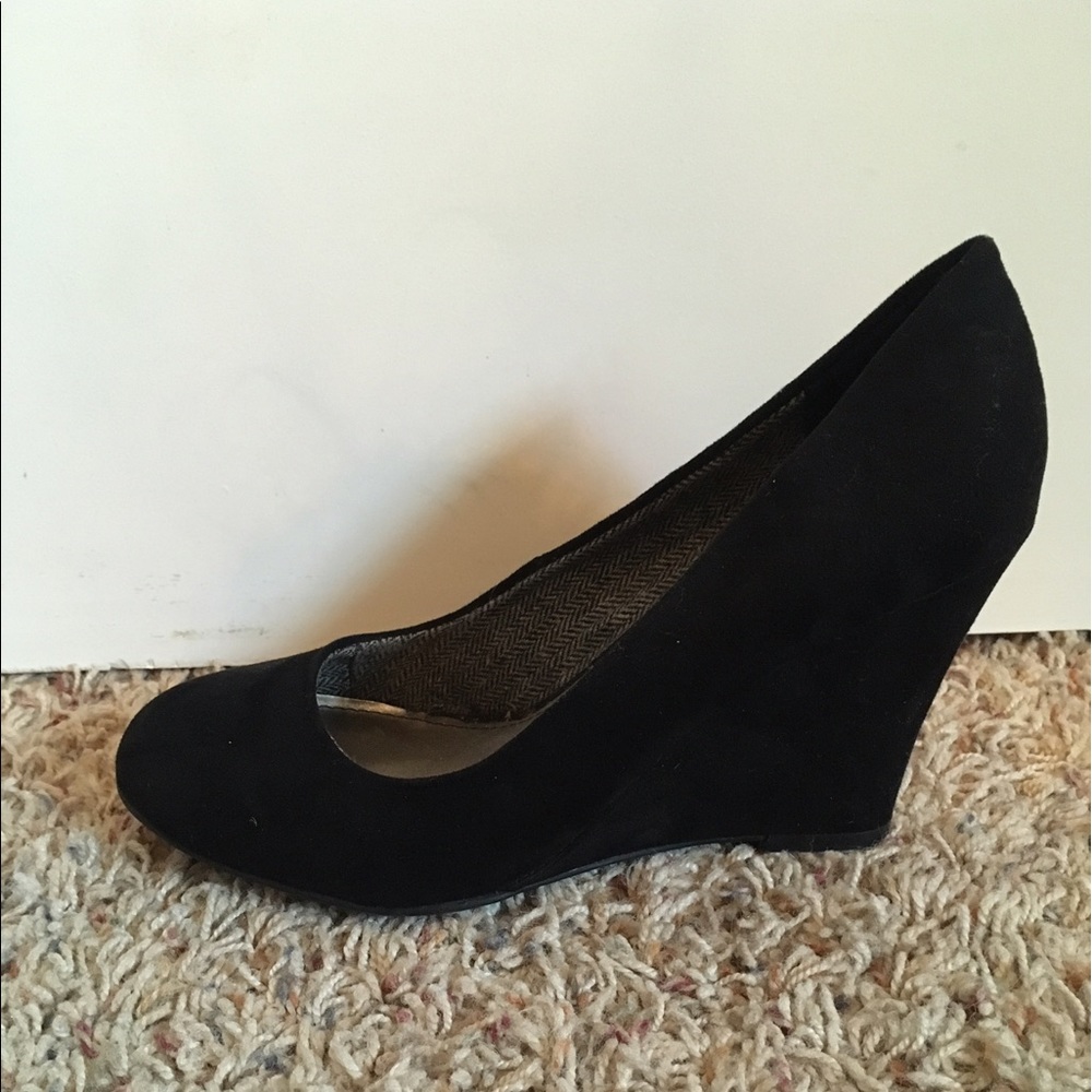 BLACK WEDGE HEELS!