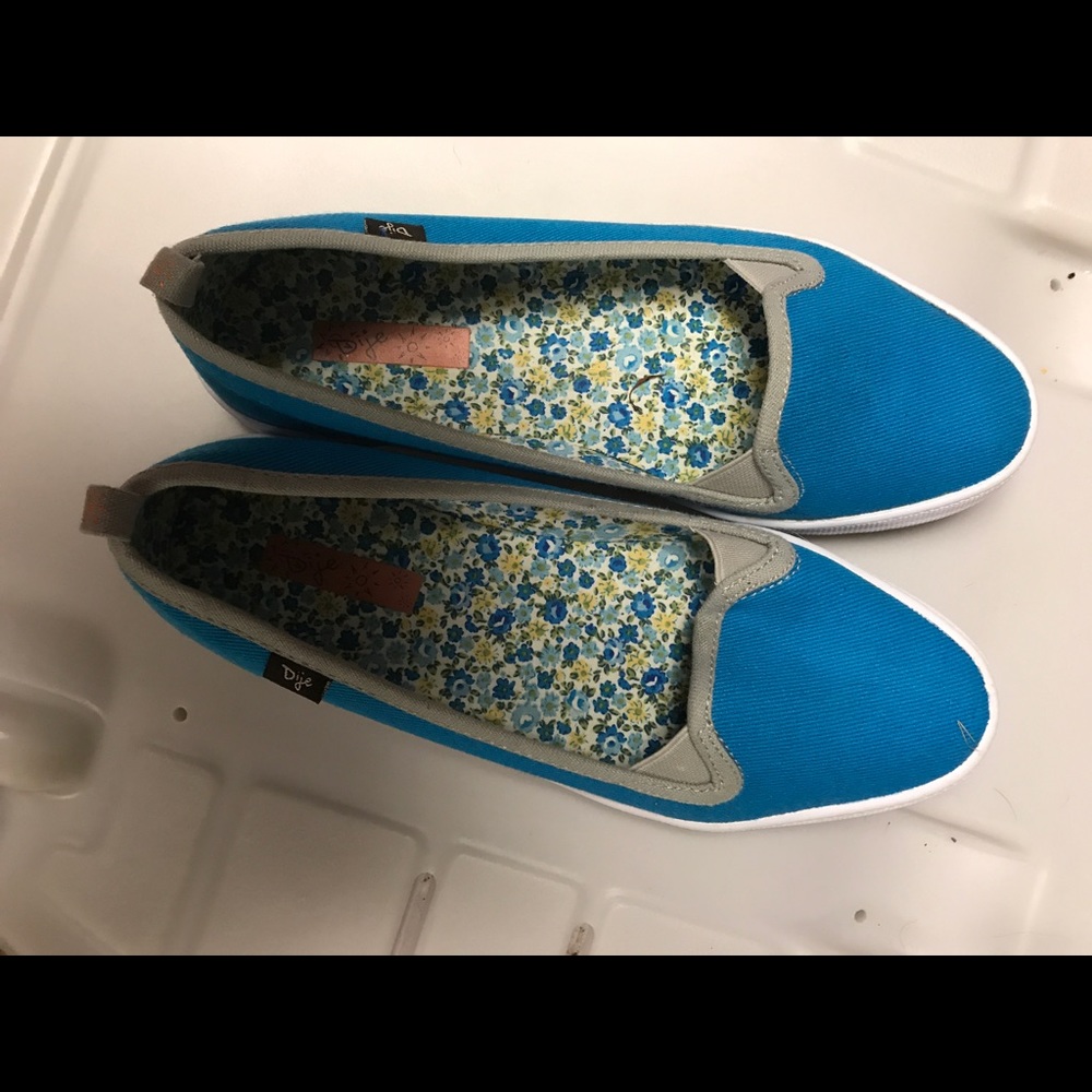 Size 8 slipon blue flats