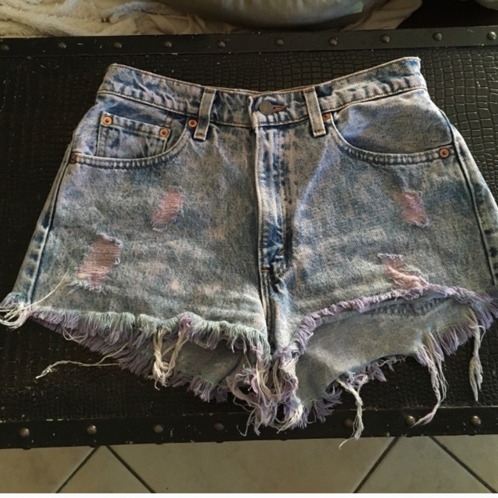 Acid wash Levi high waisted shorts