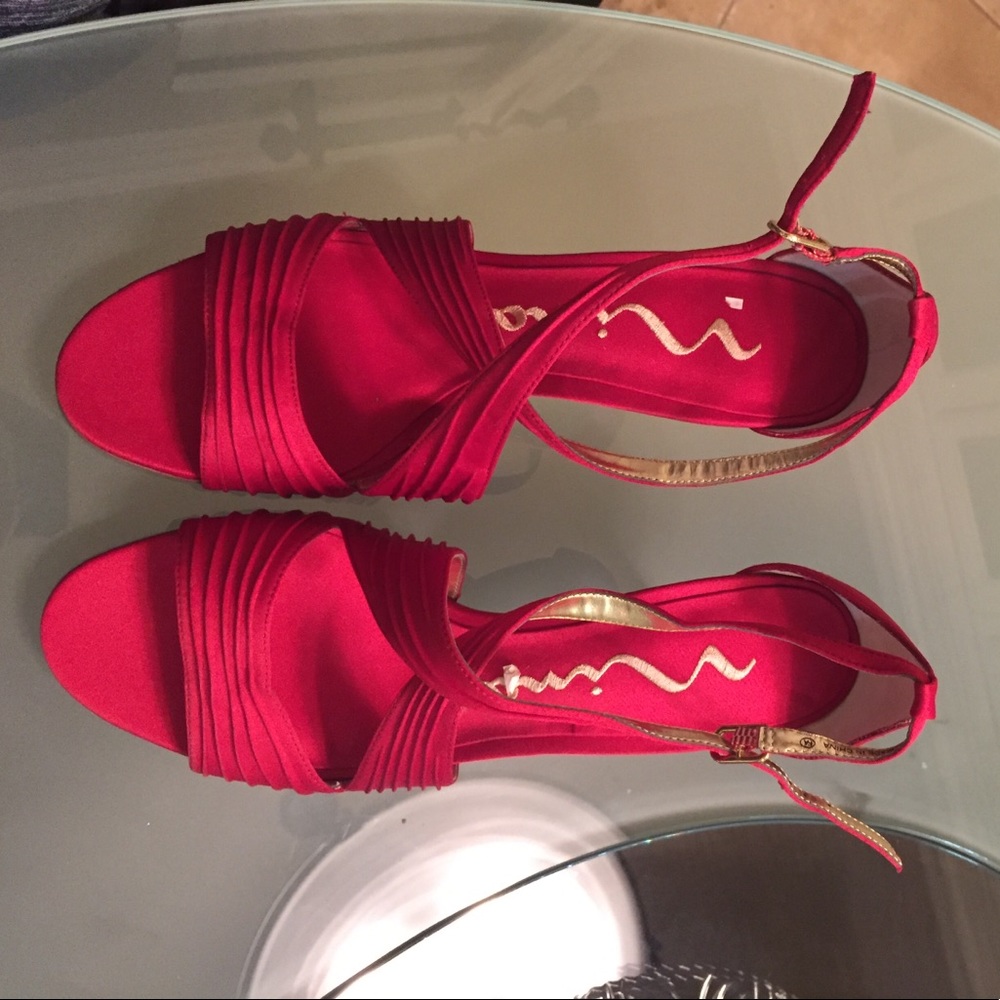Nina red pumps- SIZE 8