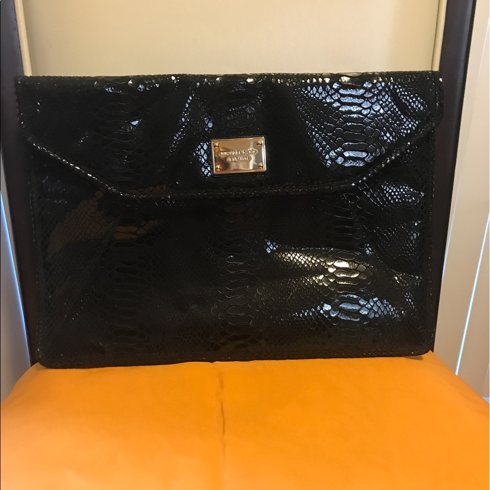 ⚡️FLASH SALE⚡️NWOT Michael Kors Clutch 👛