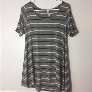 🌼LuLaRoe Perfect Tee. XXS. GUC.