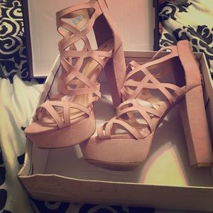 Very classy heels that never been worn..