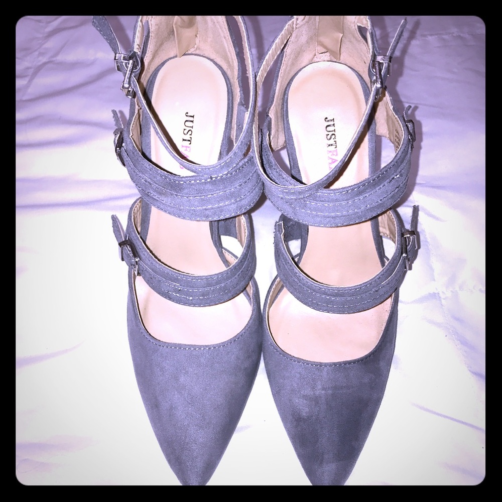 Grey elegant suede heels.