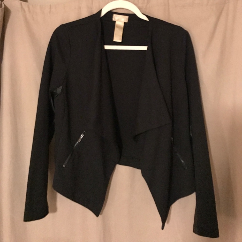 ✨Fashionable black blazer, faux leather trim✨