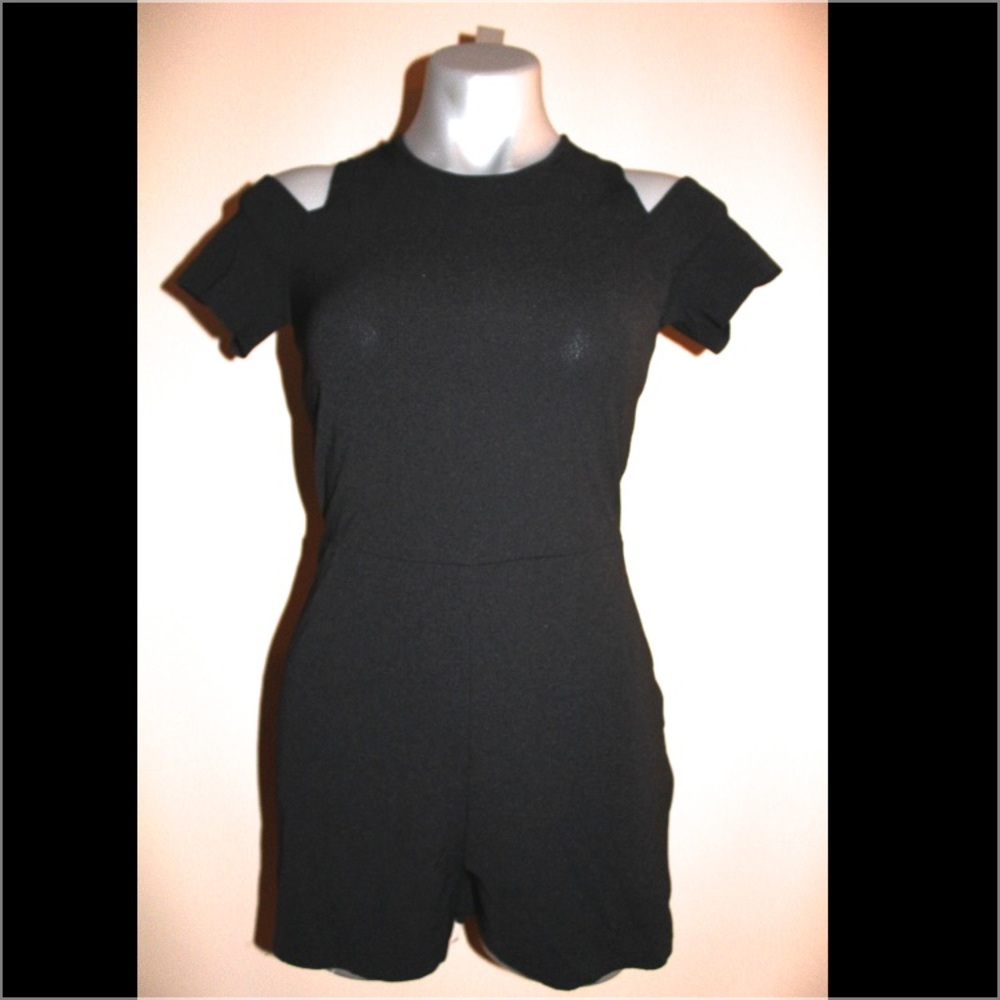 SALE!! 💥Black cold shoulder romper
