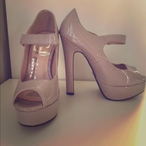 Nude patent platform heels
