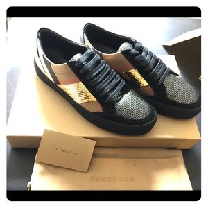 BURBERRY SALMOND lace up (brand new)