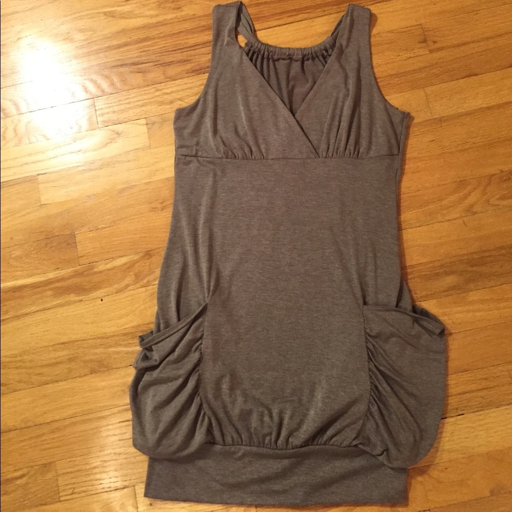 Cute casual taupe dress flattering for slim hips
