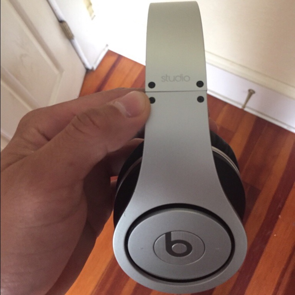 Studio Beats - Picture 2 of 3