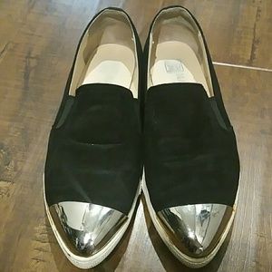 Metal toe cap flat