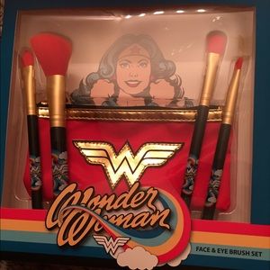 Official Wonder Woman face & brush set with case