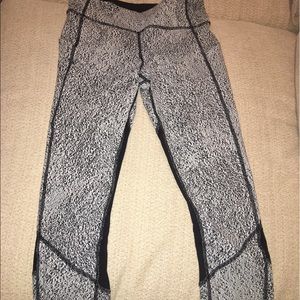 Lululemon pace rival crops. Size 4