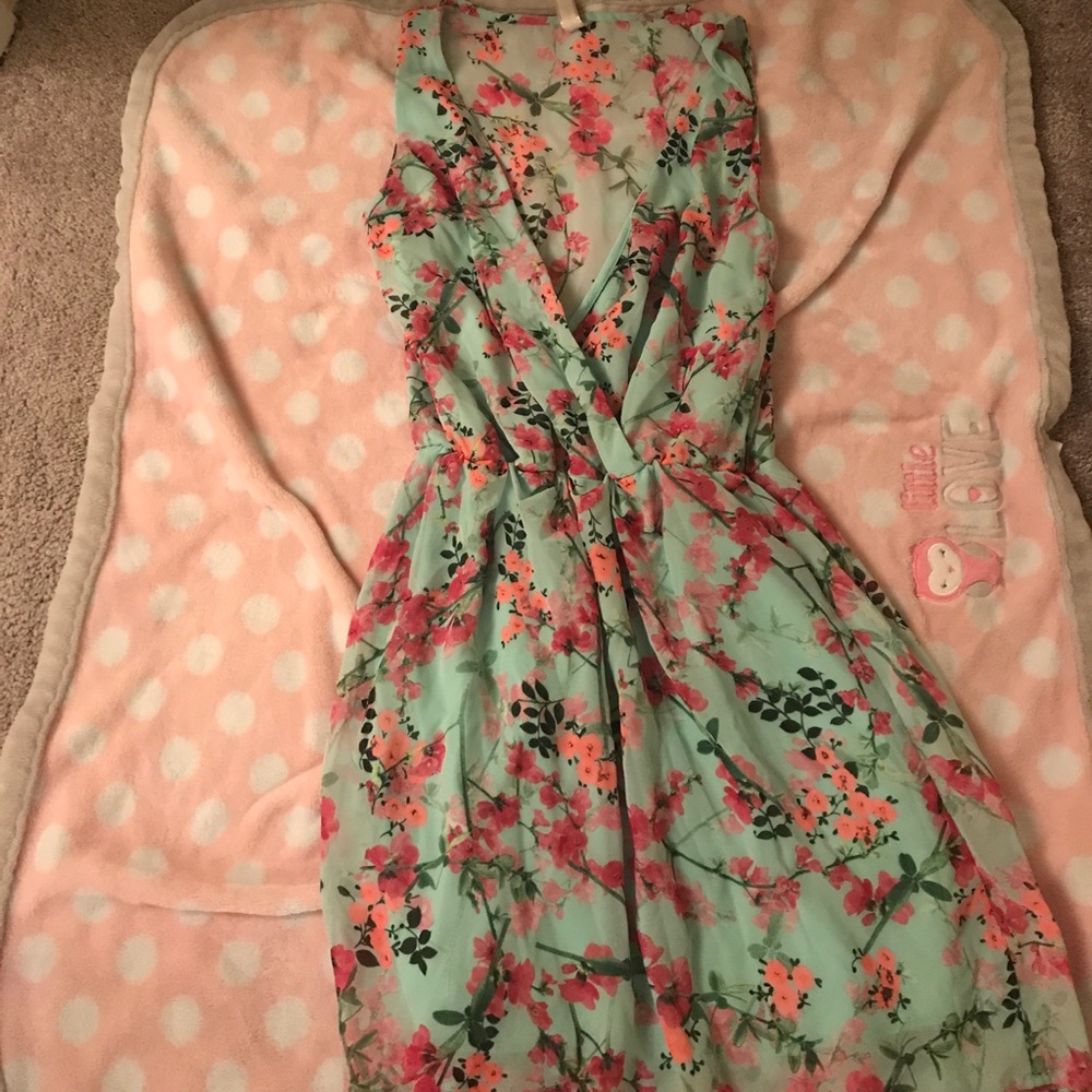 NWOT Beautiful boutique dress 🌸