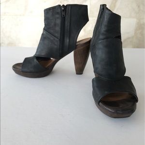 Coclico black leather open toe booties