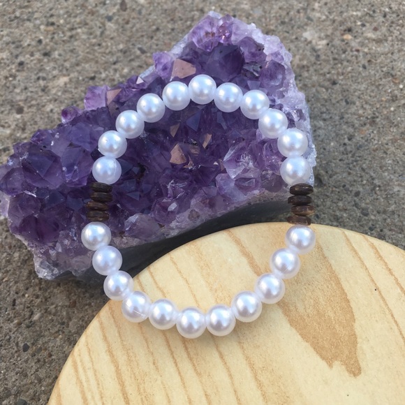 Handmade Pearl and Wood Bracelet - Picture 2 of 4