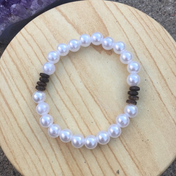Handmade Pearl and Wood Bracelet - Picture 4 of 4