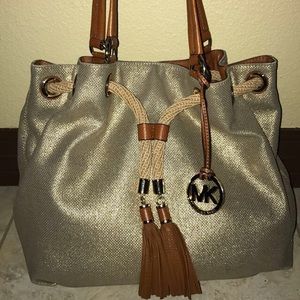 GORGEOUS ORIGINAL MICHEAL KORS GOLDEN PURSE