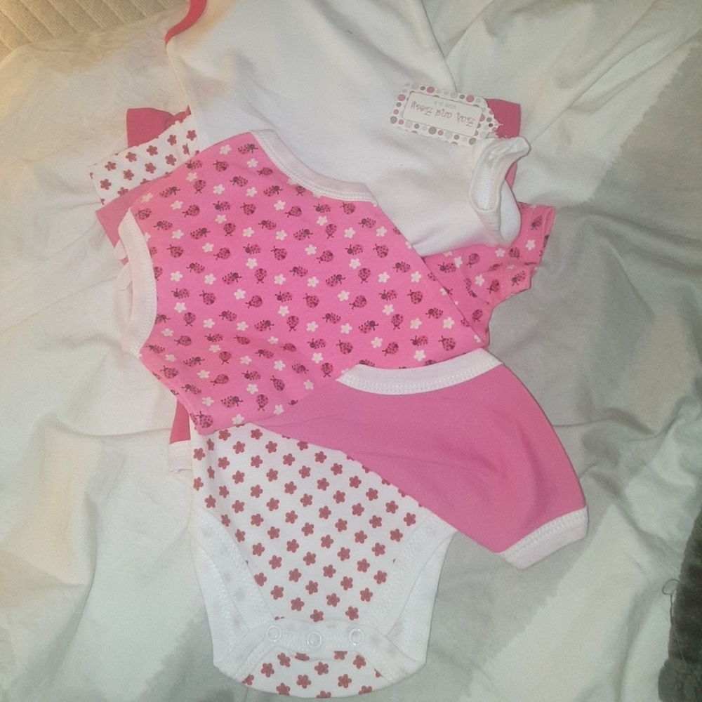 ❤SOLD ON Ⓜ️❤5 piece set onesie - Picture 2 of 2