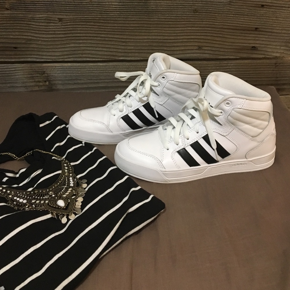 🚫SOLD🚫Adidas black and white high top shoes ✨