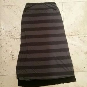 REVERSABLE Grey stripped /black maxi skirt