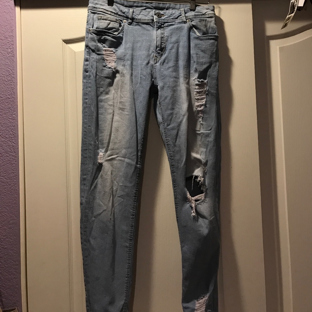 H&M light wash ripped boyfriend jean!!