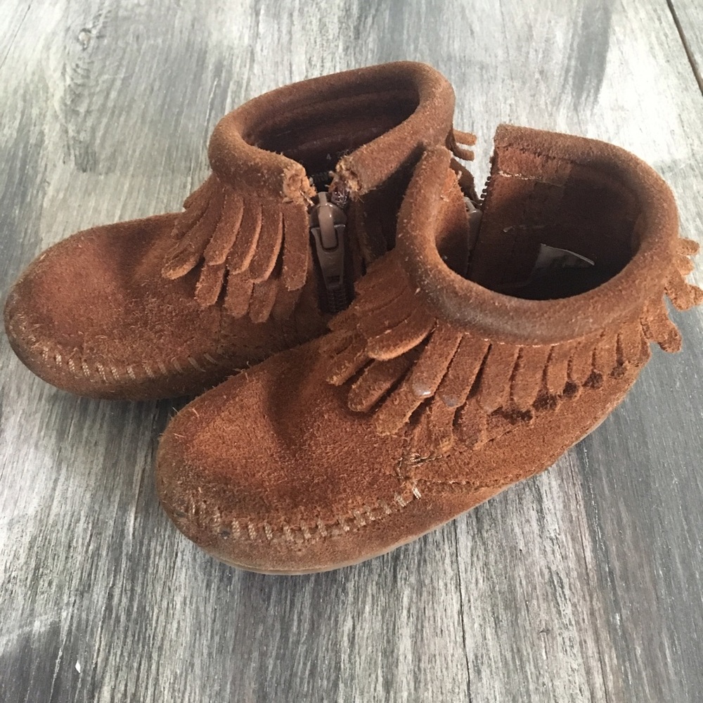 👧🏻 Minnetonka Boho Fringe Boots Size 4