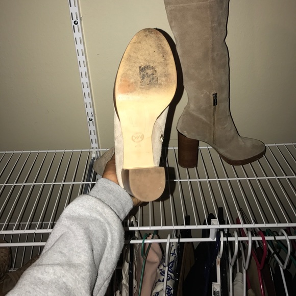 GORGEOUS Tan Suede Michael Kors Heeled Boots - Picture 2 of 3