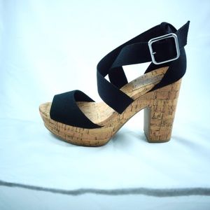 NEW WITH TAGS! AMERICAN EAGLE SANDAL WEDGE 👡