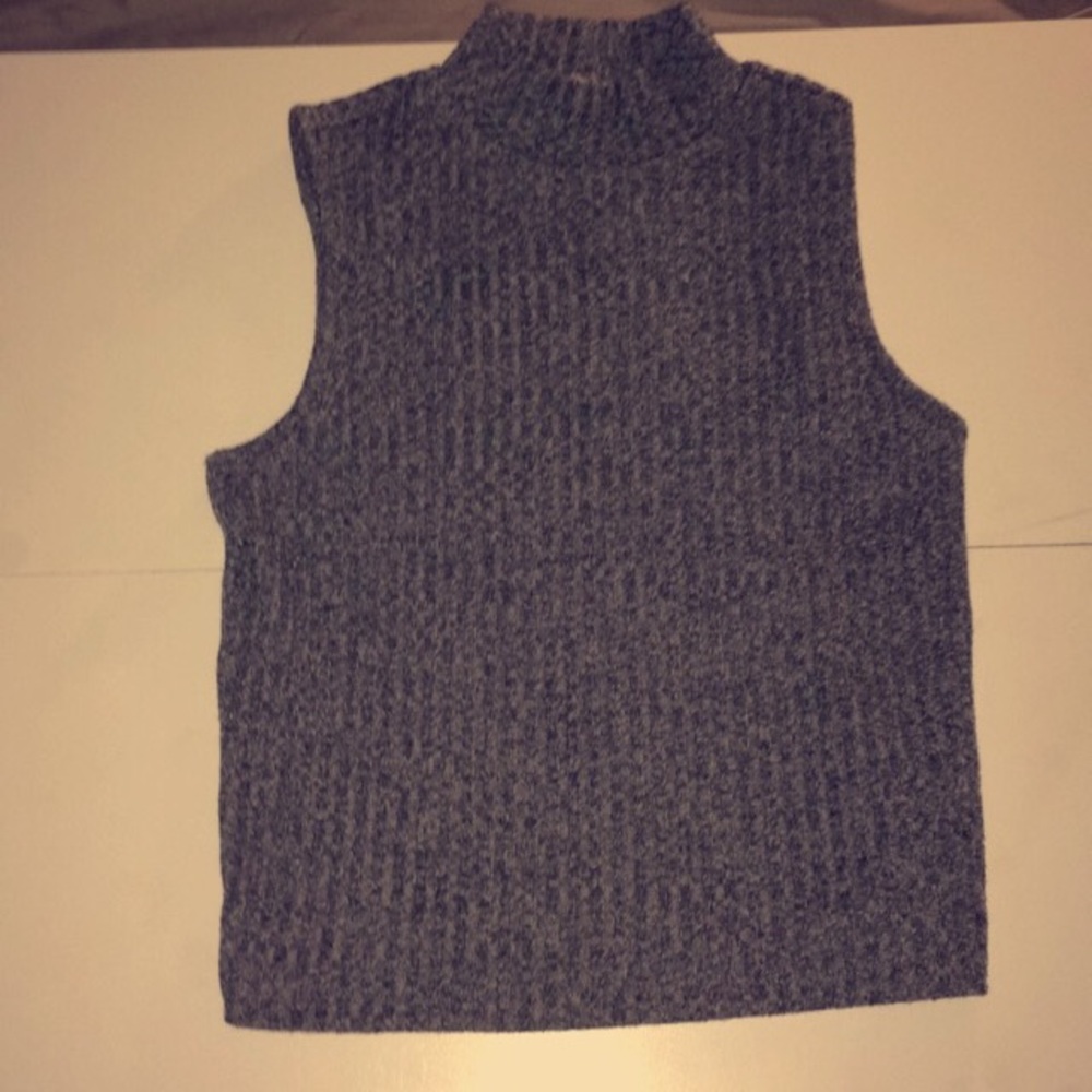Sleeveless grey turtleneck