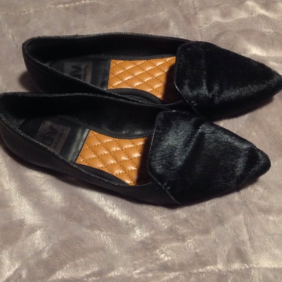 Dolce Vita Black Pointy Toe Flats. - Picture 1 of 2