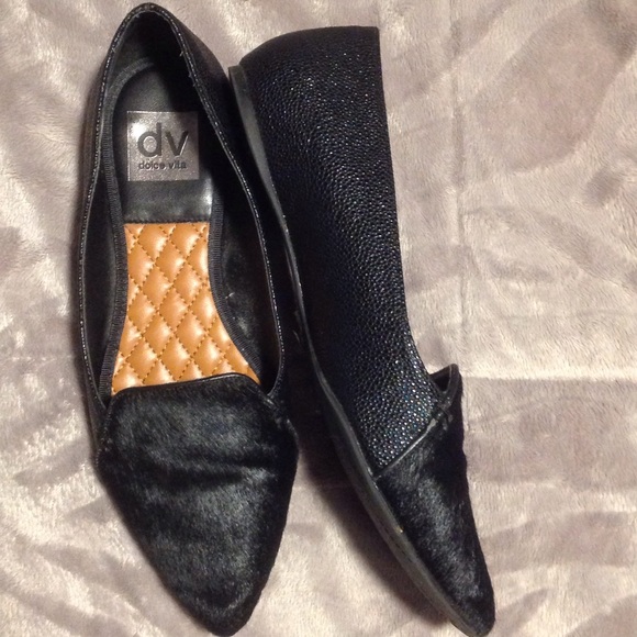 Dolce Vita Black Pointy Toe Flats. - Picture 2 of 2
