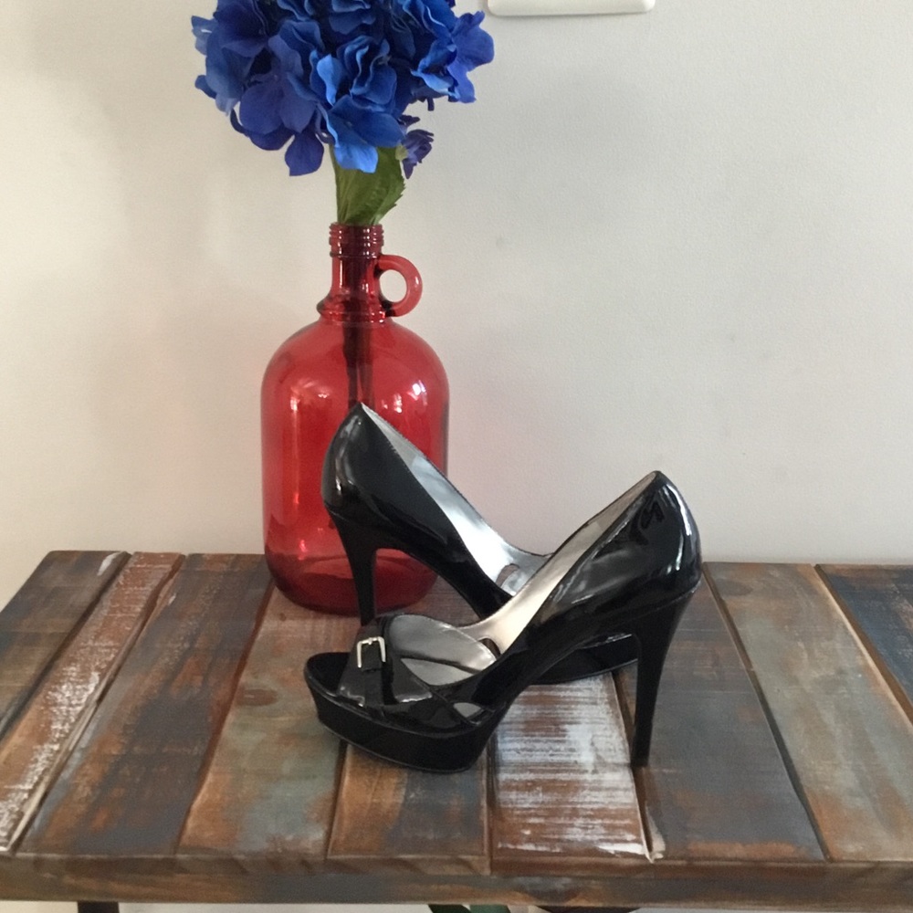 ☄️HP☄️Guess Gfrinelle Black Patent Peeptoe Heels