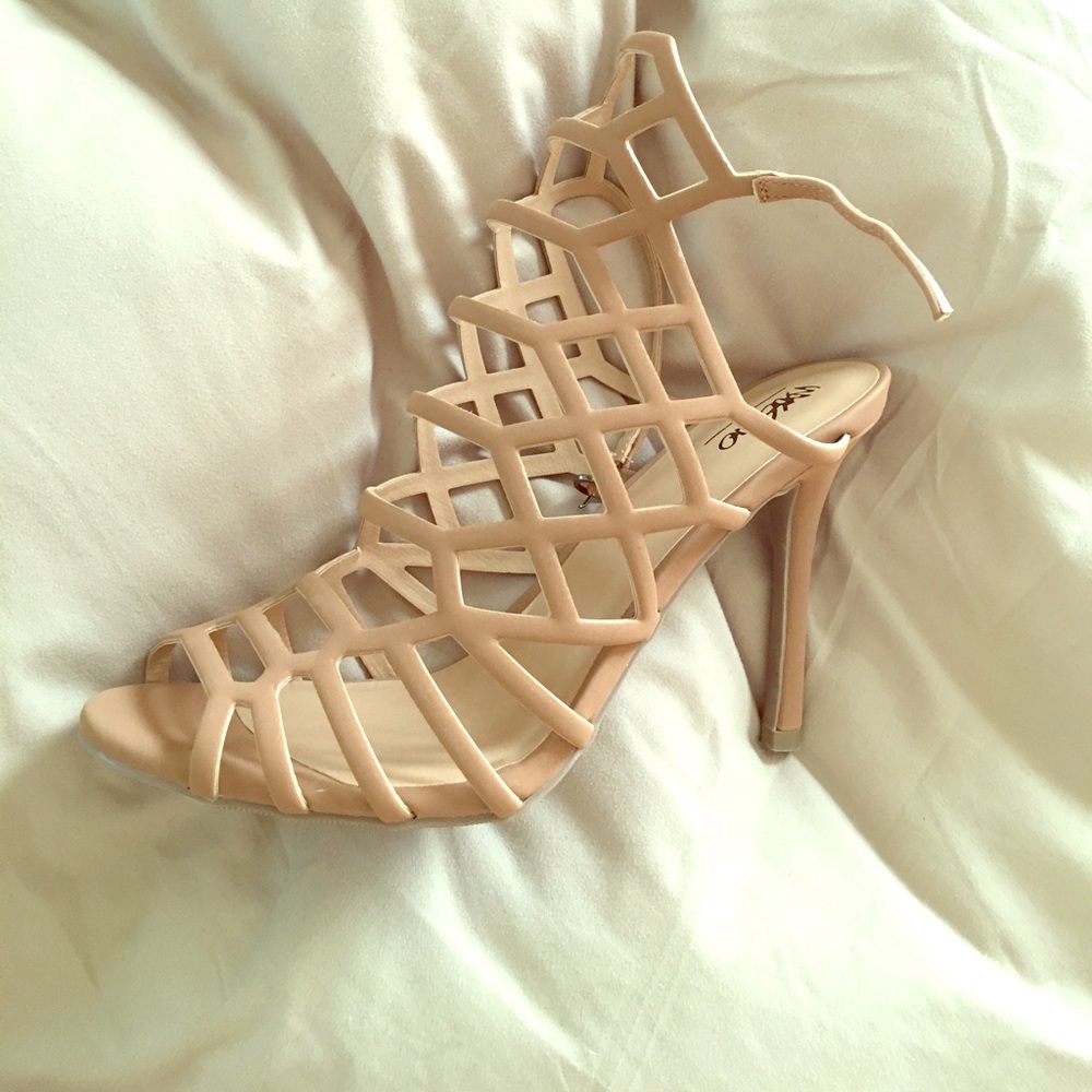 Nude pumps