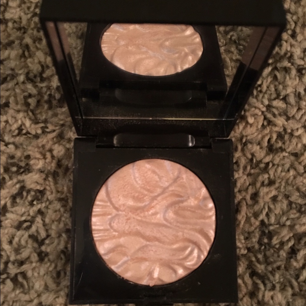 Laura Mercier Illuminator