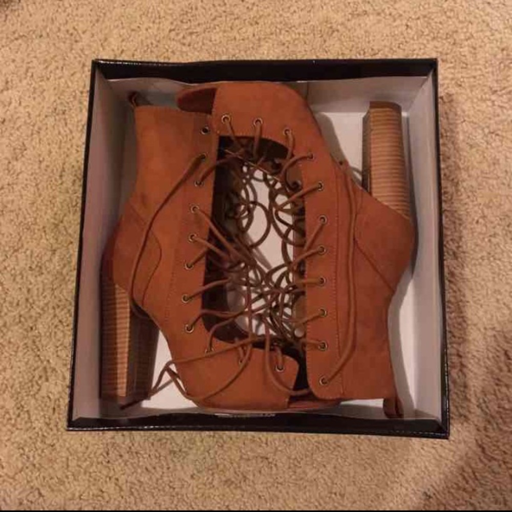 Brand new Lulu's heels