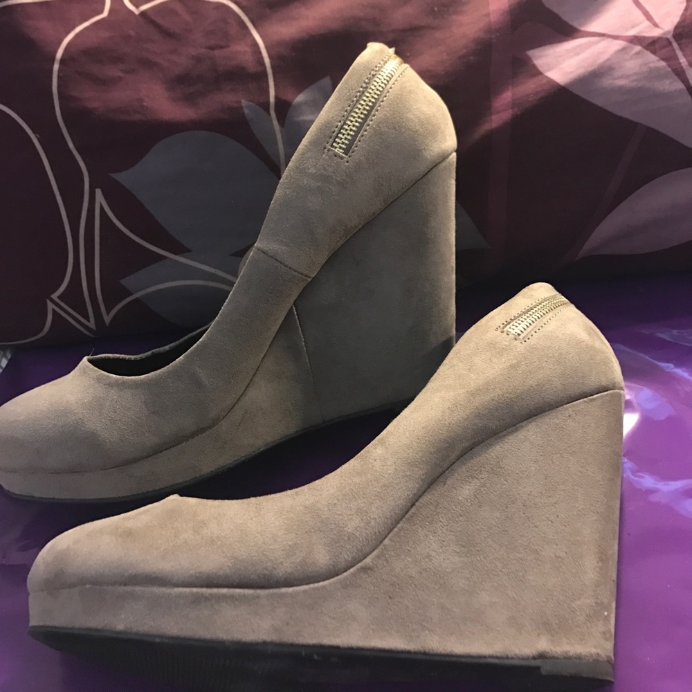 Nude zipper wedge size 11w $$$