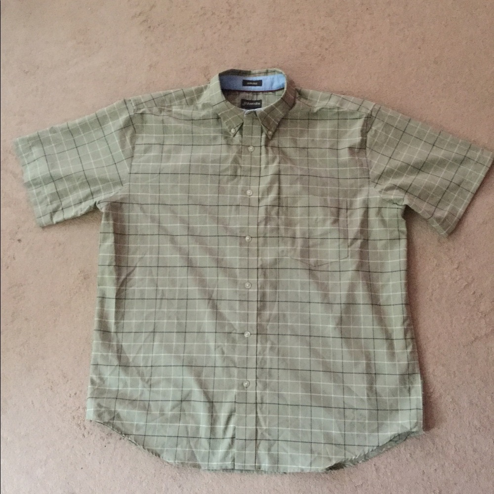 ST. JOHN'S BAY MEN'S IRON FREE SHORT SLEEVE SHIRT