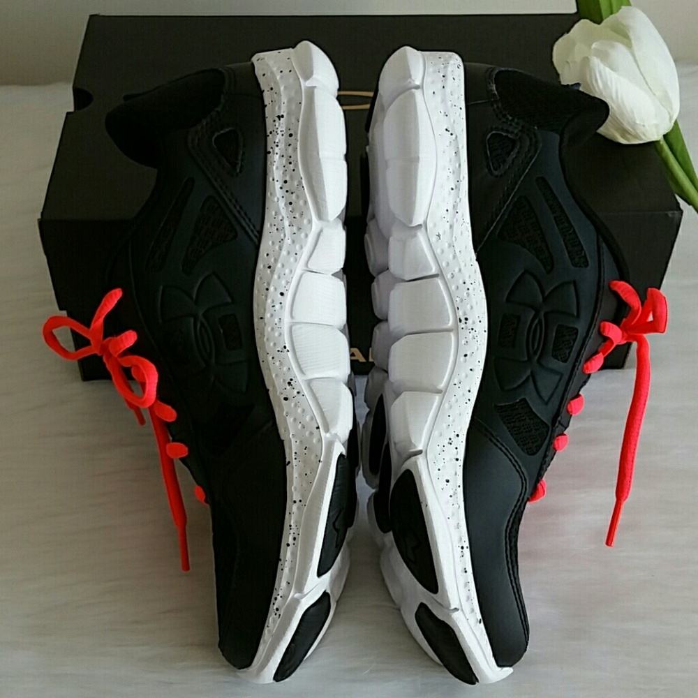 BEAUTIFUL UNDER ARMOUR WOMEN SHOES SIZE 7.5 - Picture 2 of 8