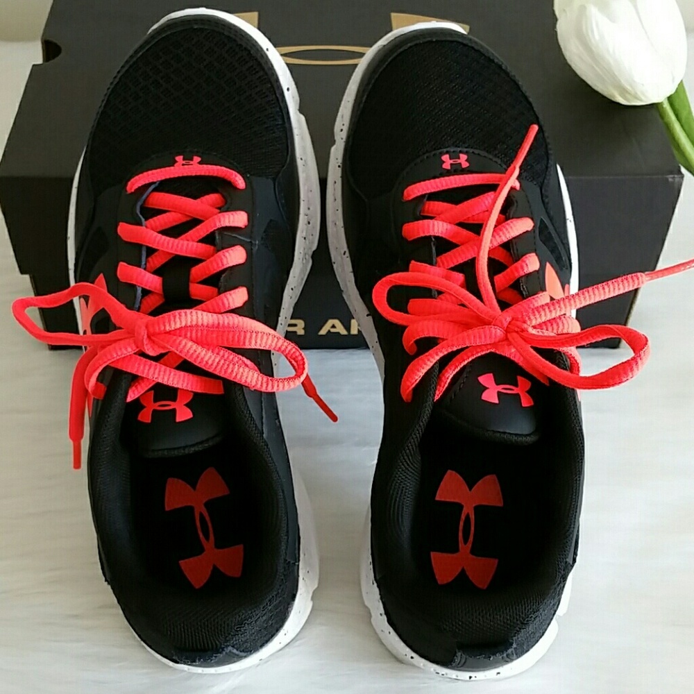 BEAUTIFUL UNDER ARMOUR WOMEN SHOES SIZE 7.5 - Picture 4 of 8