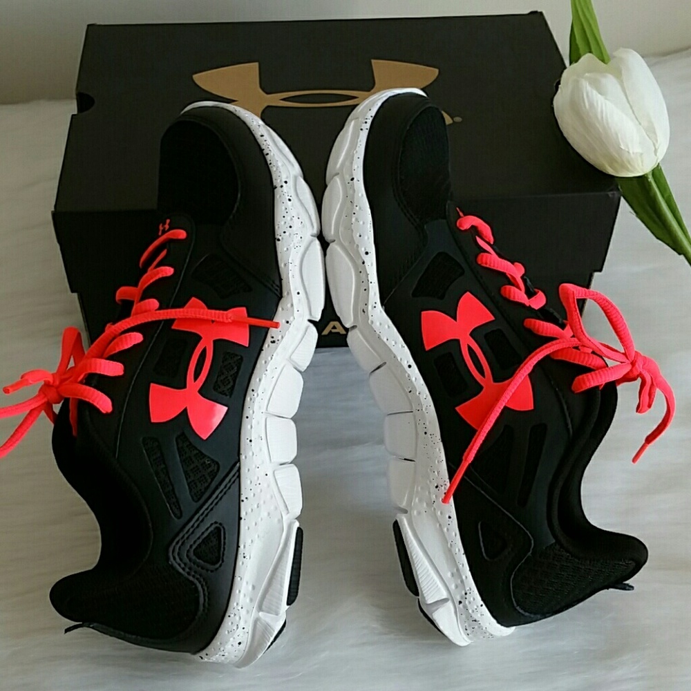 BEAUTIFUL UNDER ARMOUR WOMEN SHOES SIZE 7.5 - Picture 5 of 8