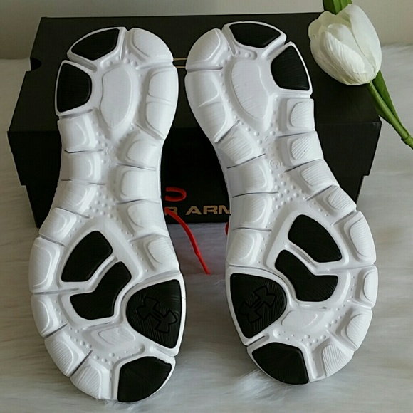BEAUTIFUL UNDER ARMOUR WOMEN SHOES SIZE 7.5 - Picture 3 of 8