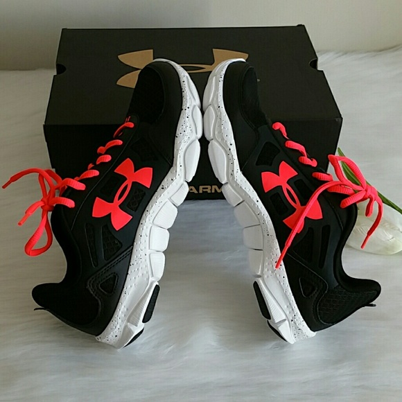 BEAUTIFUL UNDER ARMOUR WOMEN SHOES SIZE 7.5 - Picture 6 of 8