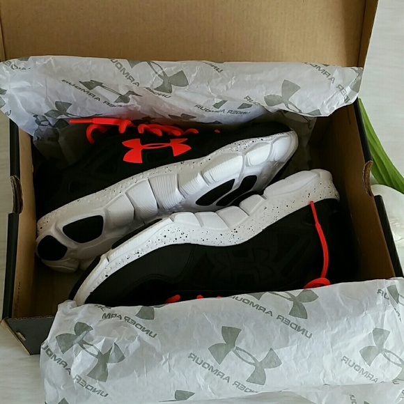 BEAUTIFUL UNDER ARMOUR WOMEN SHOES SIZE 7.5 - Picture 7 of 8