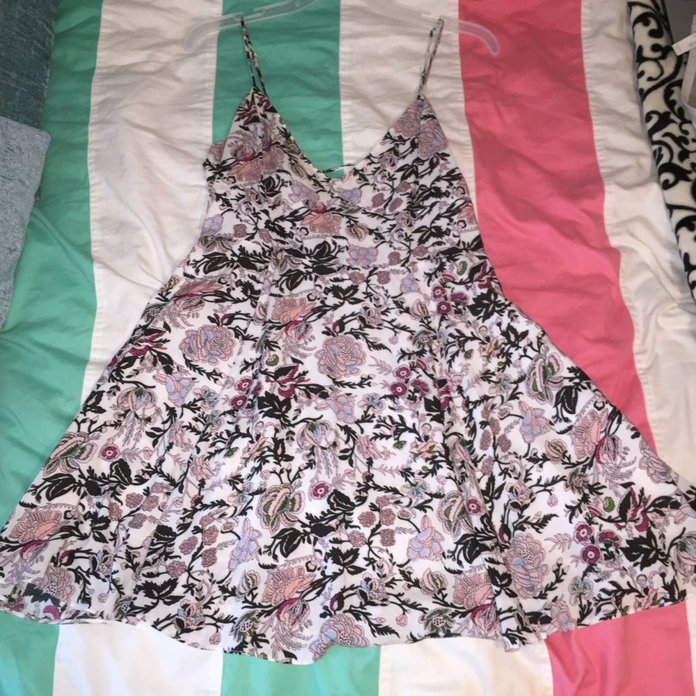 American eagle flowy dress 🌺🥂😊