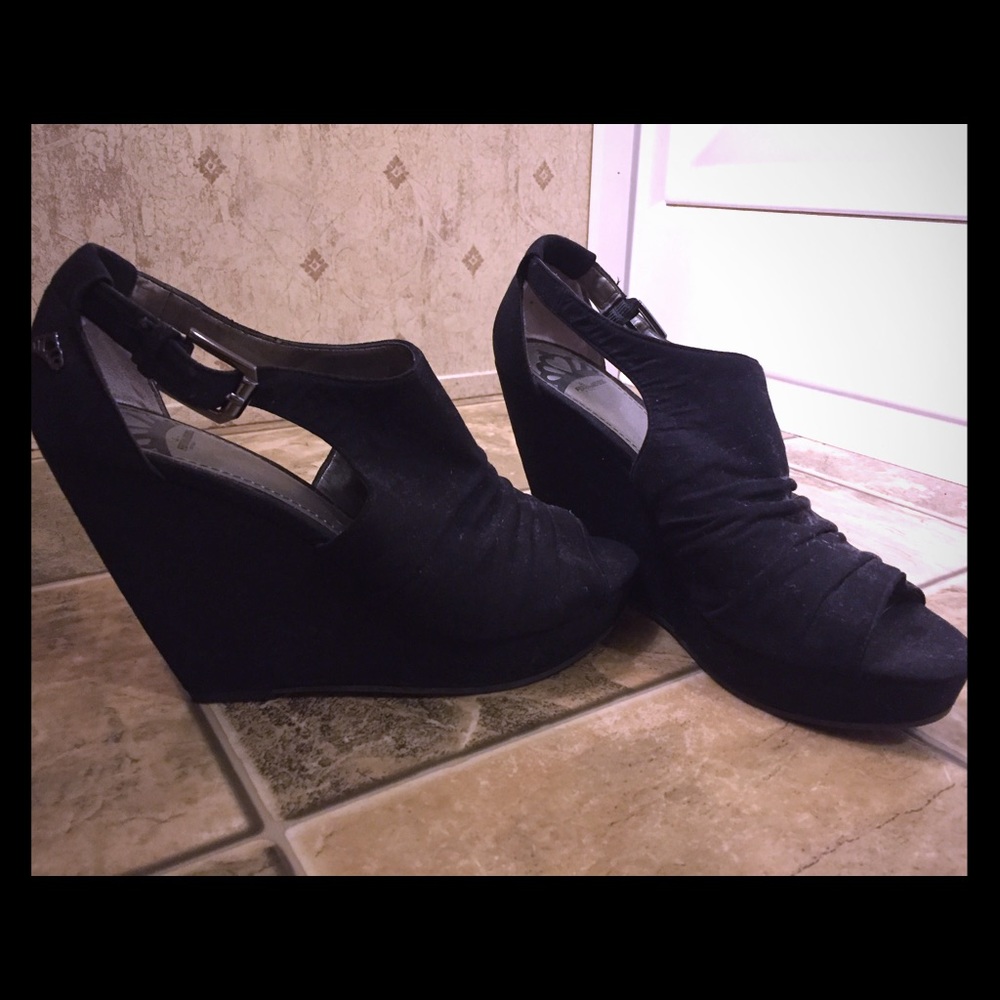 Black wedge heels