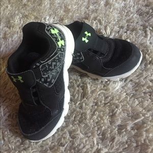 Black underarmour tennis shoes little boys size 9K